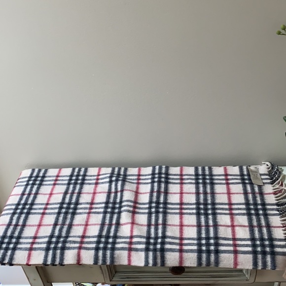 Classic Cashmere Burberry scarf - Picture 3 of 5